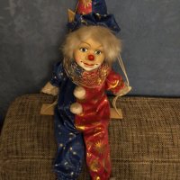 	Колекционерска порцеланова кукла клоун на люлка, снимка 4 - Колекции - 33865443