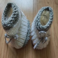 Нови ръчно плетени бебешки терлички, снимка 1 - Бебешки чорапи - 36022917
