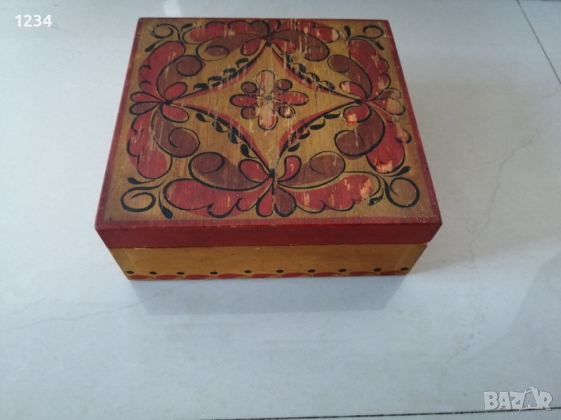 Дървена кутия 17.5 х 16.5 h 6.5 cm. , снимка 1