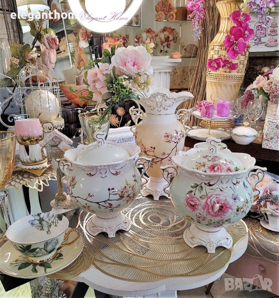 Изящна порцеланова ваза със златен орнамент  , снимка 1