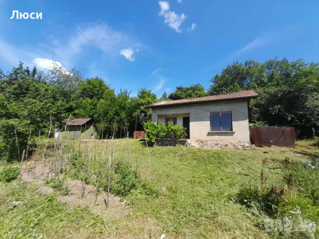 Продавам парцел с къща