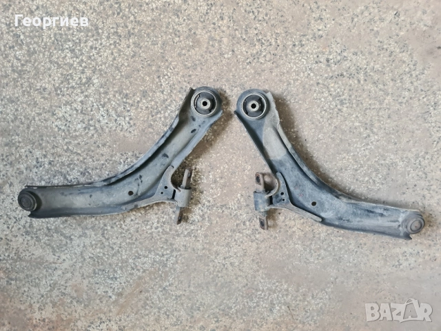 Ляв и десен носач Nissan Qashqai J10