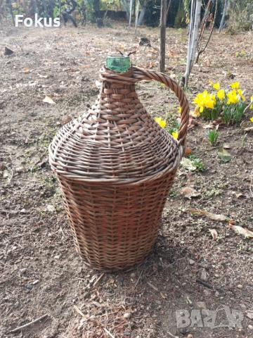 Стара стъклена дамаджана оплетена с ратан