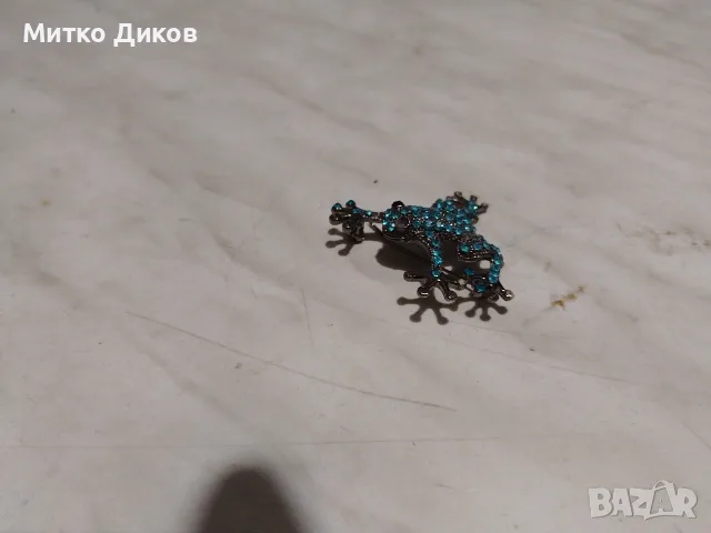 Брошка фризьорска гребен и ножица нова и жаба с камъчета, снимка 3 - Фризьорски принадлежности - 56033386