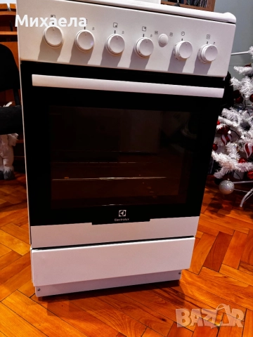 Electrolux готварска печка, снимка 3 - Печки, фурни - 52793131