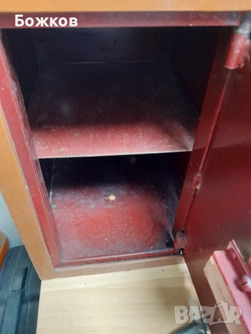Метална каса, снимка 2 - Сейфове и каси - 54305740
