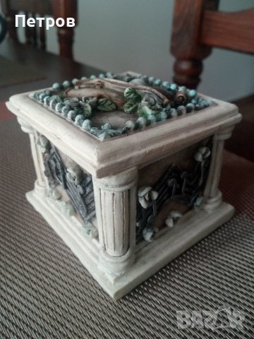 Продавам стара и много красива кутия за бижута.Изящна изработка., снимка 1