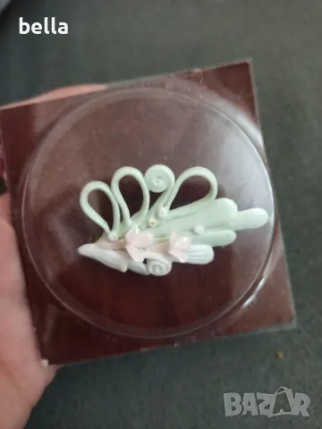 Стара българска брошка  костен порцелан Бононя прекрасна  ръчна изработка в кутия нова.Цена 45 лв, снимка 2 - Други ценни предмети - 50405245