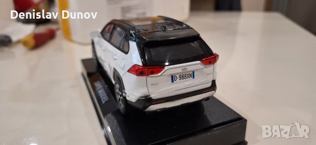 Toyota RAV4 1:32 с отваряеми врати, капак, светещи фарове и стопове, снимка 2 - Коли, камиони, мотори, писти - 51210868