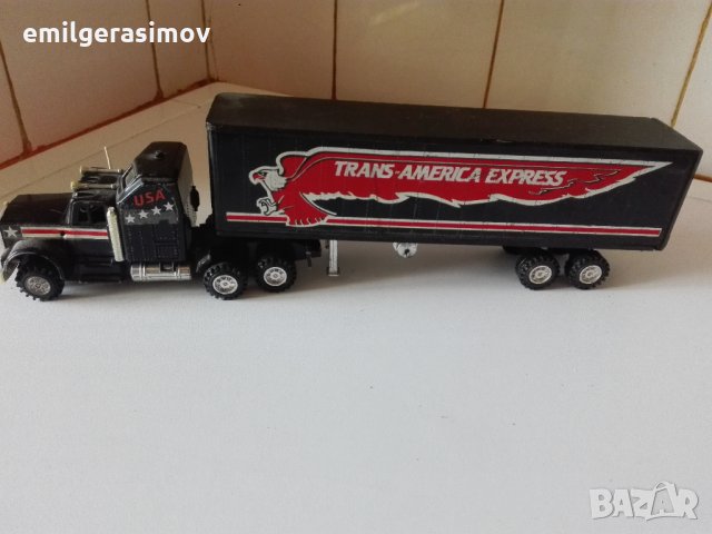 Детски играчки камиончета и дървена кола .