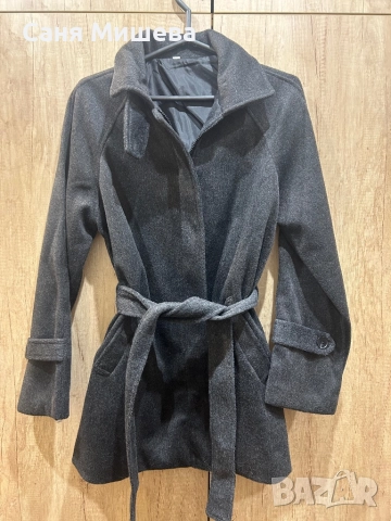 Тъмно сиво палто