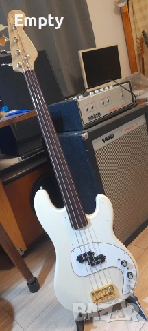 Фретлес бас китара