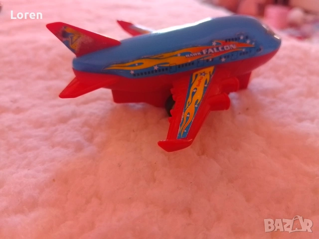 Подарявам две играчки багерче и самолетче