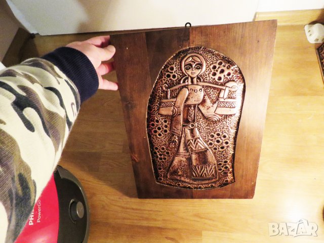 Голямо старинно авторско медно пано, медна картина  Мома отива с менци за вода фолклор, снимка 4 - Антикварни и старинни предмети - 34361208