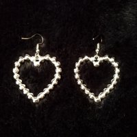 Дълги обеци сърца с бели перли , снимка 5 - Обеци - 40001290