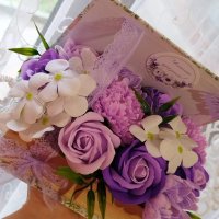 Кутия книга със сапунени цветя, снимка 1 - Подаръци за жени - 40305124
