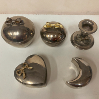 Метални посребрени кутии за бижута с панделка и свещник, снимка 2 - Колекции - 44733329