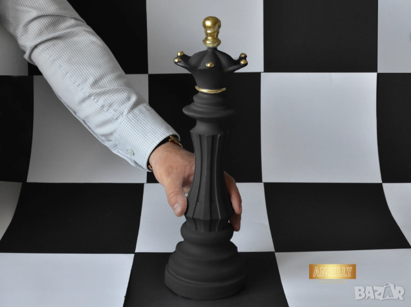 Голяма Черна Шахматна Фигура Царица / Изработена от Смола / Черен Мат със Златни Акценти 36 x 11 см., снимка 1