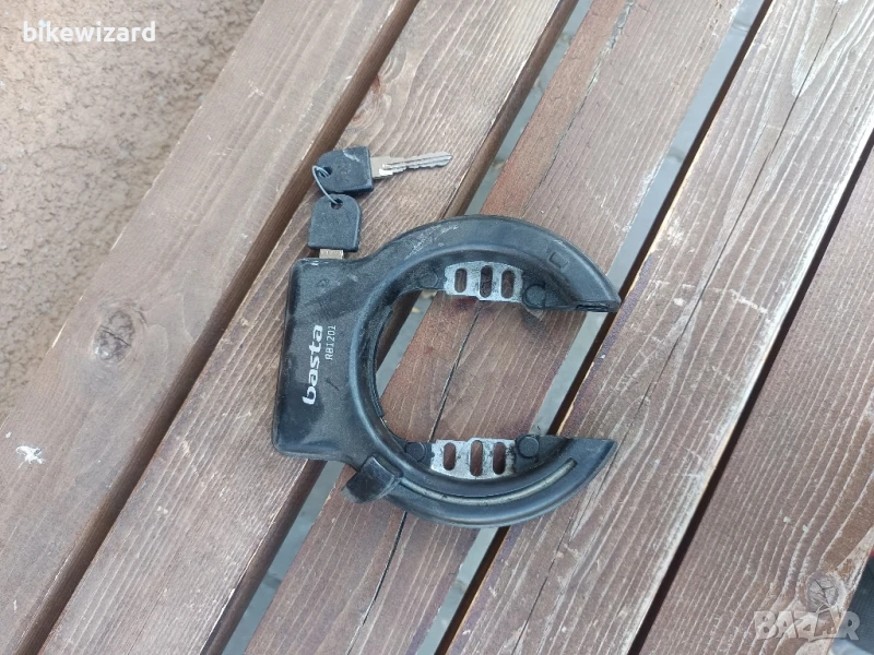 Basta ключалка за задната гума + 2 ключа, снимка 1