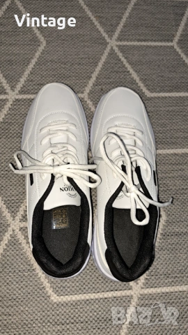 Нови бели маратонки