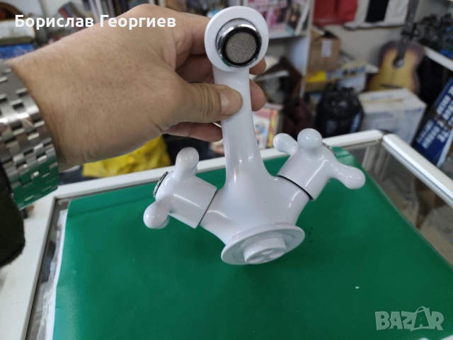 Нов бял смесител за мивка