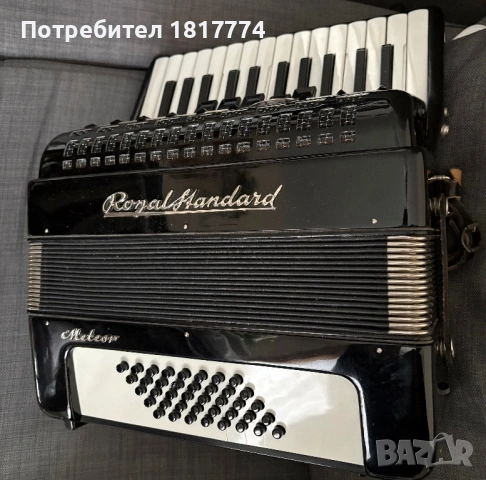 Акордеон Royal Standard 40 Баса, снимка 2 - Акордеони - 53890771