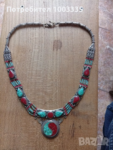 Много стилно колие с естествени камъни 