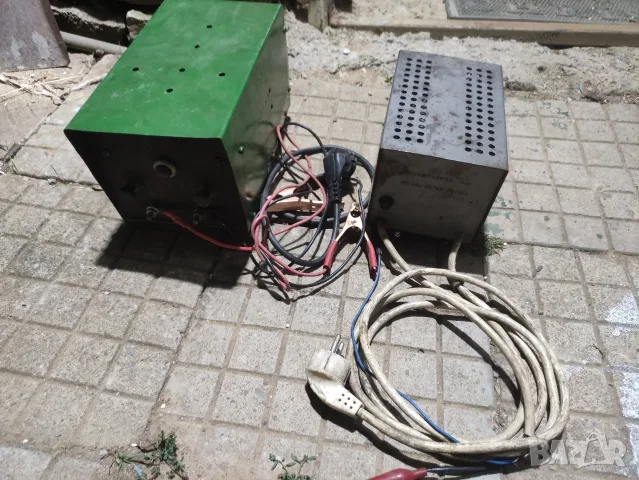 Продава се класическо българско зарядно устройство за акумулатори, модел „Токоизправител“. 