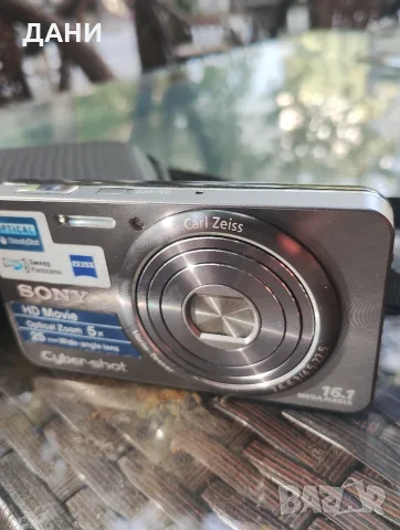 Продава цифров компактен Sony.В оригинален калъф.Перфектен