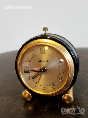 Стар механичен будилник, настолен часовник