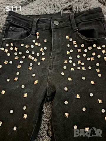 Ефектни, черни дамски дънки с капси и камъчета, снимка 3 - Дънки - 50059211