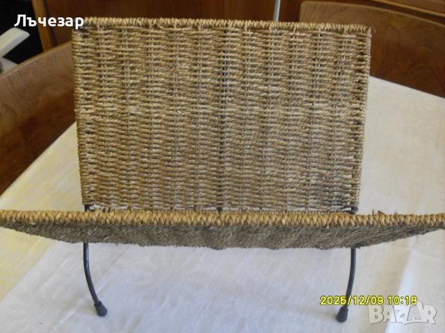 Продавам стойка за вестници или списания 