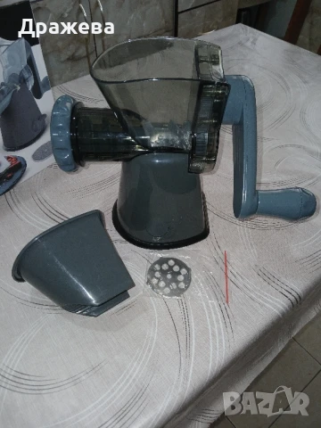 Ръчна,  пластмасова месомелачка-нова, снимка 2 - Месомелачки - 51177459