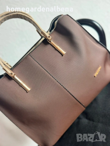 Дамска чанта тоут кафява текстилна бежови дръжки златни детайли
