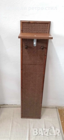 Стилна ретро стенна закачалка с рафт. Изработена от дърво с декоративен ратанов панел.  