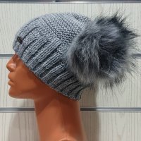 Нова зимна дамска шапка с 2 помпона/пуха Силвър стар, снимка 2 - Шапки - 30844325
