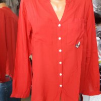 Червена риза с джобчета и остро деколте, снимка 1 - Ризи - 40231419