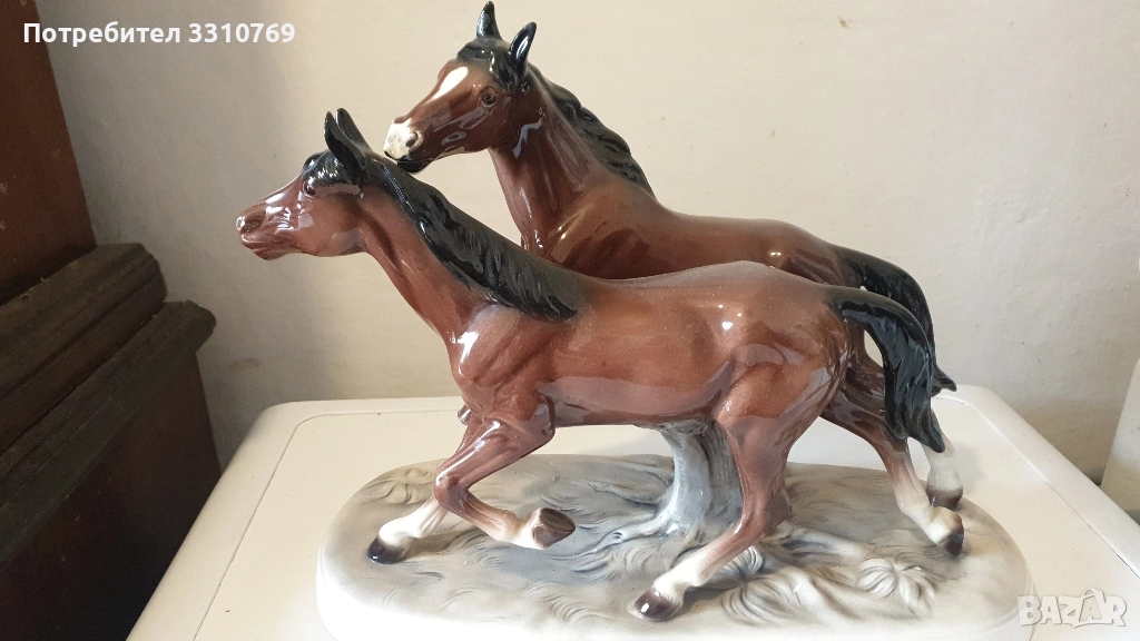 Красиви порцеланови статуетки на коне и ловни кучета. , снимка 1