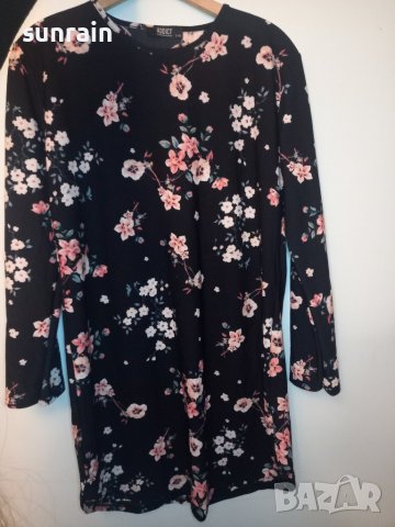 черна рокля на цветя