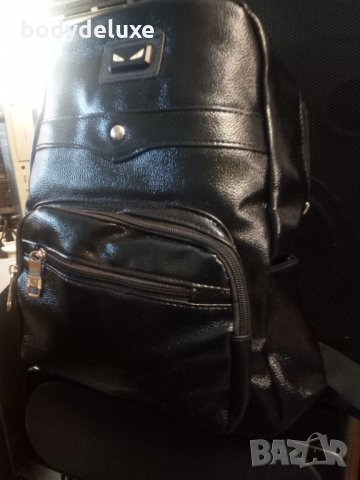 черна кожена раница