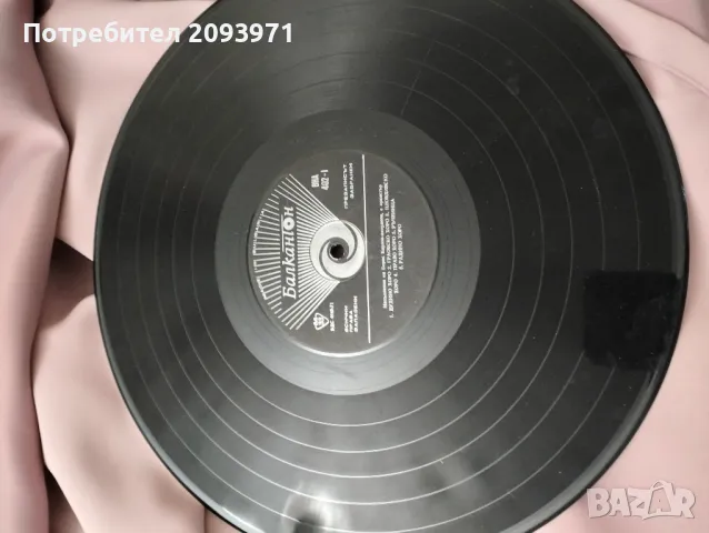 Голяма грамофонна плоча с изпълнения на Борис Караджов,хора