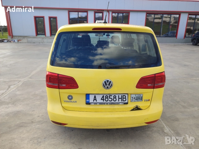 Volkswagen Touran 1.6 TDI 105 DSG/Кожен салон/Автопилот/Мултиволан/Печка, снимка 8 - Автомобили и джипове - 52946664