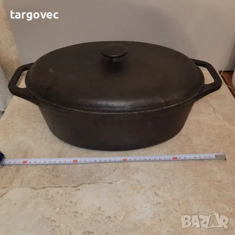 огромен масивен чугунен съд за печене