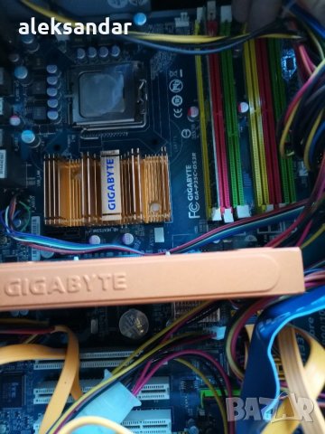 Продавам дънно 775 gigabite със DDR3. 3.slot.DDR2.3.Slot, снимка 1 - Дънни платки - 30463838