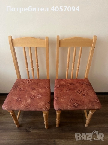 Продавам два дървени стола.