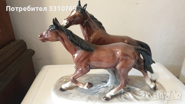 Красиви порцеланови статуетки на коне и ловни кучета. 