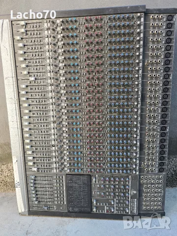 Огромен пулт Behringer