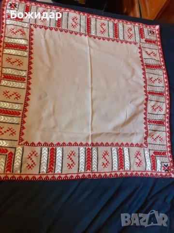 РЪЧНО БРОДИРАНО КАРЕ . ЗА МАСА. БЪЛГАРСКО.