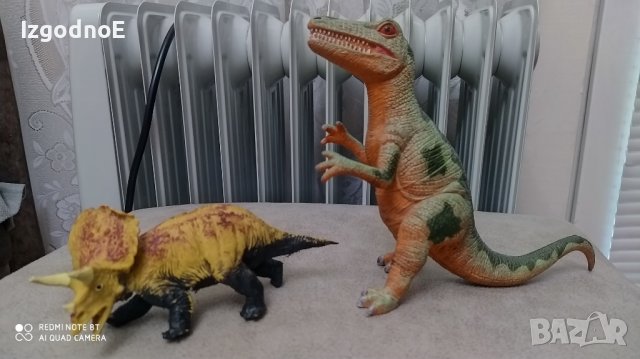 Лот Фигурки динозаври 2