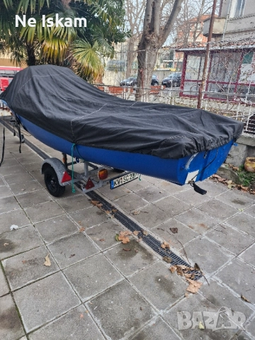 лодка със колесар за разходка и риболов